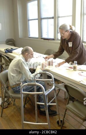 Pearl, Texas USA, 7 novembre 2006: Anziano rancher nella contea rurale di Coryell nel Texas centro-occidentale vota al Pearl Community Center appena a nord di Fort Hood usando un tradizionale scrutinio su carta. Le schede cartacee, più familiari agli elettori tradizionali più anziani, vengono quindi sottoposte a scansione per il conteggio. ©Bob Daemmrich Foto Stock