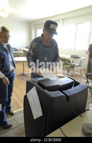 Pearl, Texas USA, 7 novembre 2006: Il Rancher Eugene Franklin vota nella contea rurale di Coryell nel Texas centro-occidentale al Pearl Community Center a nord di Fort Hood usando le tradizionali schede cartacee. Le schede cartacee, più familiari agli elettori tradizionali più vecchi, ae, poi scansionate per il conteggio. ©Bob Daemmrich Foto Stock