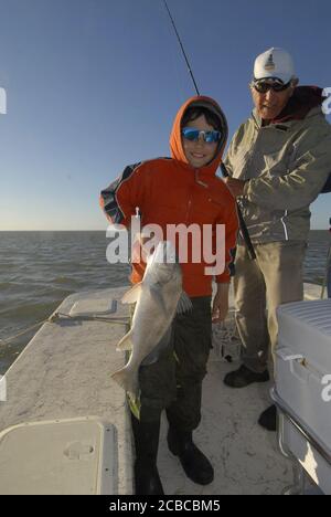 Port Mansfield, Texas USA, 27 dicembre 2006: Robin Daemmrich (10) tiene un tamburo nero di 6 libbre catturato nella Laguna madre a sud di Corpus Christi. ©Bob Daemmrich Foto Stock