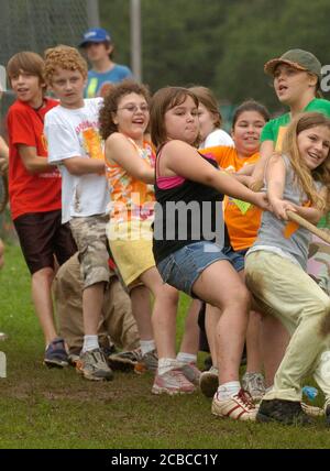 Austin, Texas USA, maggio 2007: Ragazzi e ragazze di quarta elementare partecipano al Barton Hills Elementary Outdoor 'Olympics' Playday Tug-of-War, ©Bob Daemmrich Foto Stock