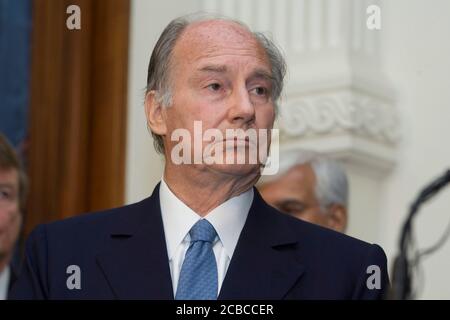 Austin, Texas, 12 aprile 2008: Sua altezza l'Aga Khan, che partecipa a una conferenza stampa del Texas Capitol, ascolta prima della firma di un memorandum of Understanding (MOU) con l'Università del Texas ad Austin. ©Bob Daemmrich Foto Stock