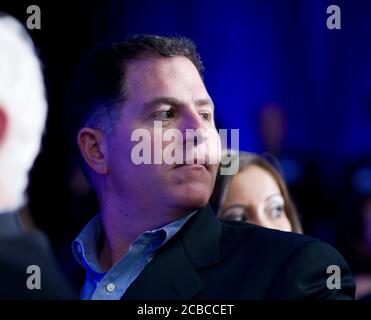 Round Rock, Texas USA, 29 febbraio 2008: Il CEO di Dell Computers Michael Dell ascolta il candidato presidenziale repubblicano John McCain parlare ai dipendenti Dell dell'ufficio aziendale di Round Rock. ©Bob Daemmrich Foto Stock