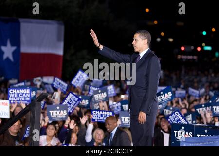 Austin, Texas USA, 22 febbraio 2008: Il fiducioso presidente democratico Barack Obama parla a una folla di circa 15.000 persone durante un raduno notturno di fronte al Campidoglio del Texas in centro. ©Bob Daemmrich Foto Stock
