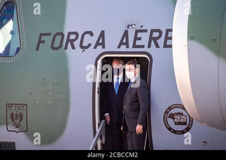 San Paolo, San Paolo, Brasile. 12 agosto 2020. Il Presidente brasiliano JAIR BOLSONARO (destra) e l'ex presidente MICHEL TEMER, in occasione della partenza della delegazione brasiliana in missione in Libano, presso la base dell'aeronautica militare di San Paolo all'aeroporto di Cumbica, questo mercoledì (12). La delegazione ha 13 membri e prenderà donazioni di cibo, medicinali, maschere facciali e respiratori meccanici. Credit: Paulo Lopes/ZUMA Wire/Alamy Live News Foto Stock