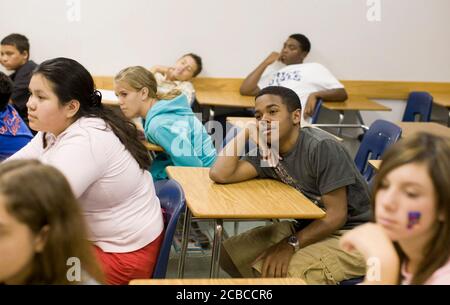 Pflugerville, Texas USA, 2 giugno 2008: Gli studenti delle scuole medie si siedono alle scrivanie e ascoltano l'insegnante in classe il secondo-ultimo giorno di scuola prima della pausa estiva. ©Bob Daemmrich Foto Stock