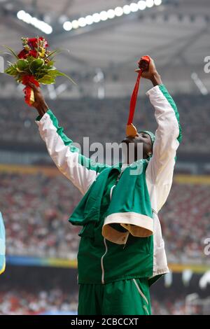 Pechino, Cina, 8 settembre 2008: Osamah Alshanqiti, dell'Arabia Saudita, bacia la sua medaglia d'oro dopo aver vinto il triplo salto F12 maschile durante le gare di atletica leggera e campale al Bird's Nest durante le Paralimpiadi di Pechino. ©Bob Daemmrich Foto Stock