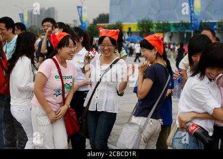 Pechino, Cina 13 settembre 2008: I turisti cinesi che si godono le vaste piazze fuori dallo Stadio Nazionale (Bird's Nest) e dal Centro Nazionale di nuoto (Water Cube) durante il settimo giorno della competizione atletica ai Giochi Paralimpici del 2008. ©Bob Daemmrich Foto Stock