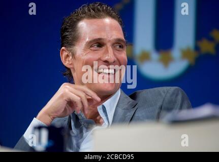 Austin, Texas USA, 14 febbraio 2009: L'attore Matthew McConaughey ascolta durante un seminario alla seconda Clinton Global Initiative University, una conferenza che riunisce più di 1.000 studenti per intraprendere azioni su sfide globali come la povertà, la fame, l'energia, il cambiamento climatico e la salute globale. ©Bob Daemmrich Foto Stock