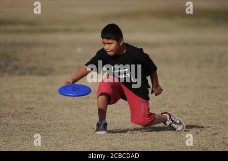 Austin, Texas, USA, 13 dicembre 2008: I bambini delle scuole medie di sesta e settima elementare competono in un torneo Ultimate Disc dove squadre di cinque membri della scuola si sfidano l'una contro l'altra. Lo sport di Ultimate enfatizza la competizione aerobica e vivace, oltre al fair play e allo sport. ©Bob Daemmrich Foto Stock