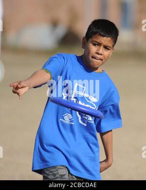 Austin, Texas USA, 15 dicembre 2008: Boy lancia il disco durante un torneo Ultimate Disc in cui cinque squadre scolastiche co-ed si giocano l'una con l'altra. Lo sport di Ultimate enfatizza la competizione aerobica e vivace, oltre al fair play e allo sport. ©Bob Daemmrich Foto Stock