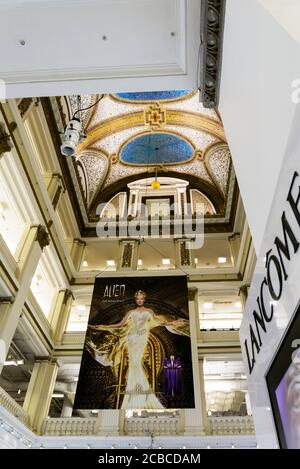 Atrio nel negozio Macy's, Chicago con soffitto a mosaico in vetro di Tiffany & Co Favrile sopra Foto Stock