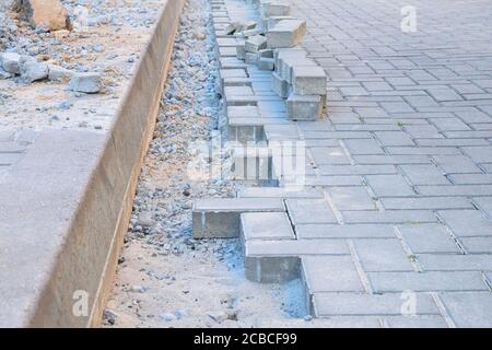 Lavori di riparazione nella zona pedonale del complesso residenziale. Lavori di ingegneria. Lavori stradali in edilizia, comunicazioni urbane. Foto Stock