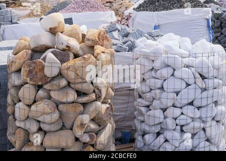 Il marmo bianco e altre pietre naturali per la decorazione in costruzione sono venduti sul mercato. Materiali da costruzione. Materiali da costruzione per la decorazione e. Foto Stock