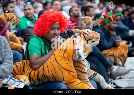 Bangladesh sostenitore con una parrucca e tigri giocattolo morbido ad una partita di cricket, Oval, Londra Foto Stock