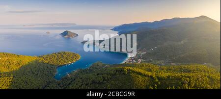 Alba costiera su Panormos Beach, Skopelos, Sporadi del Nord, Grecia Foto Stock