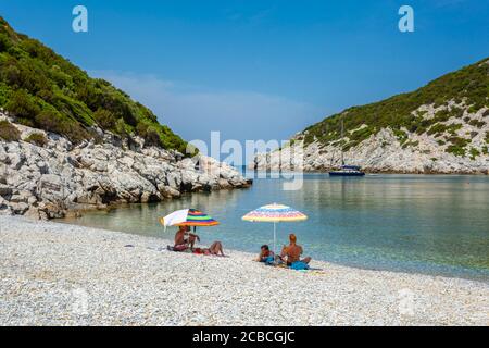 I turisti si rilassano sulla spiaggia di Glysteri, Skopelos, le Sporadi del Nord, Grecia Foto Stock