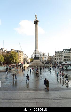 Turisti, giovani e vecchi, visto in una vista generale di Trafalgar Square dopo doccia a pioggia nel mese di settembre. Foto Stock