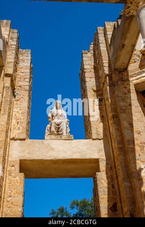 Anfiteatro Romano dettaglio della statua di Cerere tra le colonne e. Mura a Merida Spagna Foto Stock