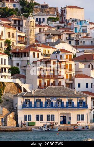 Edifici bianchi nella città principale di Skopelos, Sporadi del Nord, Grecia Foto Stock