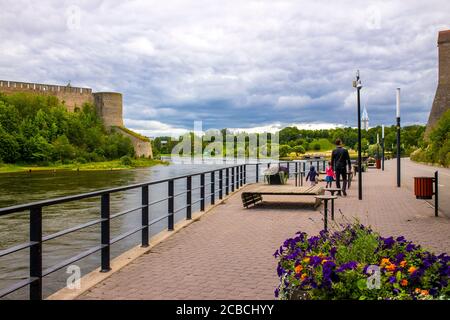 Narva, Ida-Virumaa/Estonia-11AUG2020. Nuova bella passeggiata moderna sul fiume Narva nella città di Narva. Foto Stock