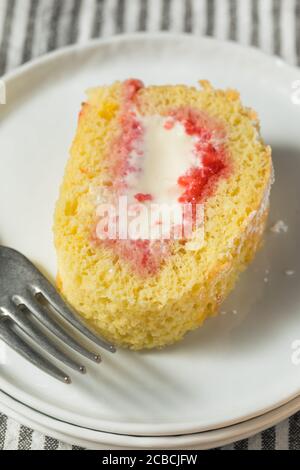 Torta fatta in casa con gelato e fragole Foto Stock