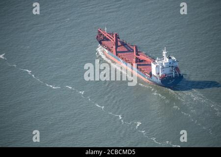 Nordsee, Germania. 07 agosto 2020. La nave da carico San Giovanni sta passando Borkum. Credit: Sina Schuldt/dpa/Alamy Live News Foto Stock