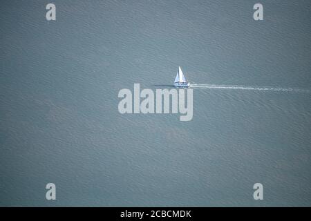 Nordsee, Germania. 07 agosto 2020. Una nave a vela naviga nel Mare del Nord al largo di Borkum Credit: Sina Schuldt/dpa/Alamy Live News Foto Stock