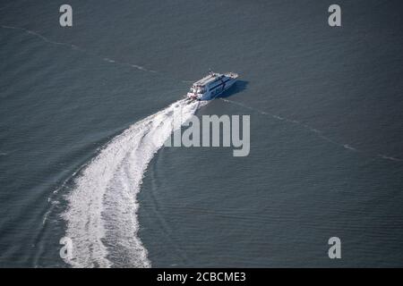 Nordsee, Germania. 07 agosto 2020. Il traghetto ad alta velocità 'Nordlicht' della AG EMS va a Borkum. Credit: Sina Schuldt/dpa/Alamy Live News Foto Stock