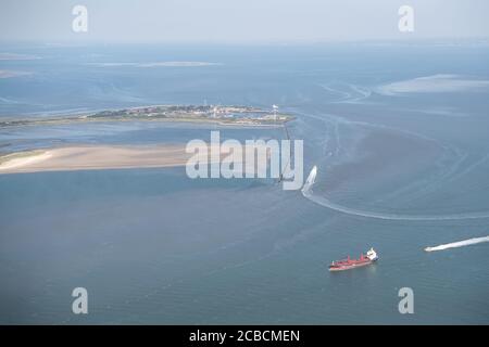 Nordsee, Germania. 07 agosto 2020. La nave da carico San Giovanni sta passando Borkum. Credit: Sina Schuldt/dpa/Alamy Live News Foto Stock