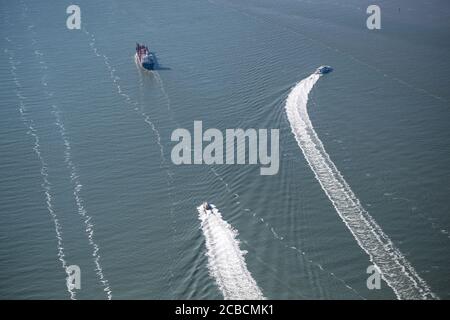 Nordsee, Germania. 07 agosto 2020. Una nave da carico e altre navi passano Borkum. Credit: Sina Schuldt/dpa/Alamy Live News Foto Stock