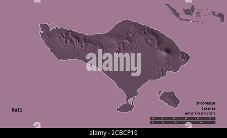 Forma di Bali, provincia dell'Indonesia, con la sua capitale isolata su solido sfondo. Scala della distanza, anteprima della regione ed etichette. Mappa di elevazione colorata. Foto Stock