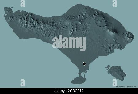 Forma di Bali, provincia dell'Indonesia, con la sua capitale isolata su uno sfondo di colore solido. Mappa di elevazione colorata. Rendering 3D Foto Stock