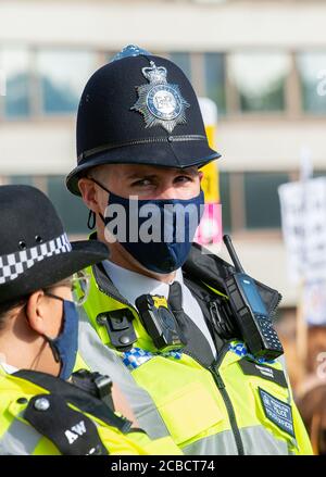 Due ufficiali della polizia metropolitana che indossano maschere blu, mentre in servizio durante una manifestazione di protesta dei lavoratori dell'ospedale NHS nel centro di Londra. Foto Stock