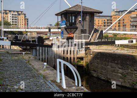 Leeds UK, 12 agosto 2020: Foto del canale chiude le porte nel canale Leeds & Liverpool le porte d'estate presso l'area del molo di Leeds della città Foto Stock