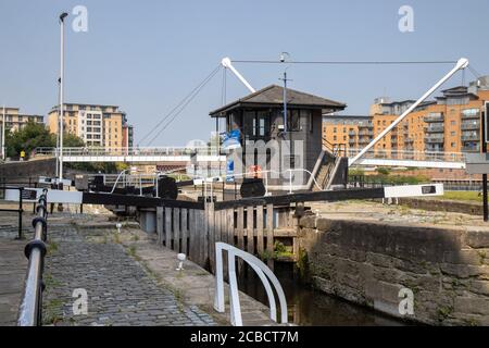 Leeds UK, 12 agosto 2020: Foto del canale chiude le porte nel canale Leeds & Liverpool le porte d'estate presso l'area del molo di Leeds della città Foto Stock