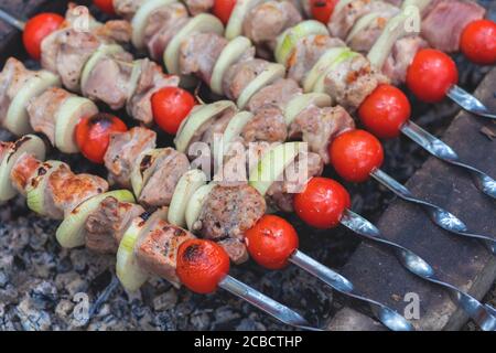 Il kebab viene cotto sulla griglia. Carne succosa su carbone. Foto di alta qualità Foto Stock