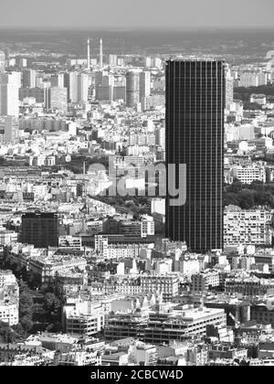 Vista dello Skyscraper della Torre di Montparnasse dalla Torre Eiffel a Parigi, Francia Foto Stock