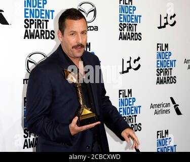 LOS ANGELES - 8 FEBBRAIO: Adam Sandler al Film Independent Spirit Awards 2020 alla spiaggia l'8 febbraio 2020 a Santa Monica, California Foto Stock