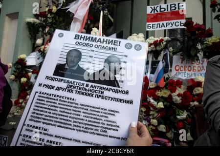 Mosca, Russia. 12 agosto 2020 il cartello raffigurante il presidente bielorusso Alexander Lukashenko è posto fuori dall'ambasciata bielorussa durante una protesta contro i risultati delle elezioni presidenziali bielorusse, a Mosca, in Russia. Foto Stock