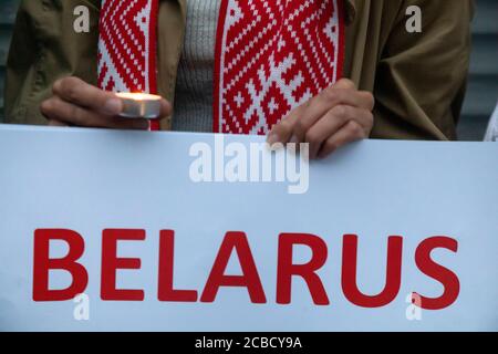 Mosca, Russia. Il 12 agosto 2020 manifestanti partecipano al picket contro i risultati ufficiali delle elezioni presidenziali bielorusse al di fuori dell'ambasciata bielorussa a Mosca, in Russia Foto Stock