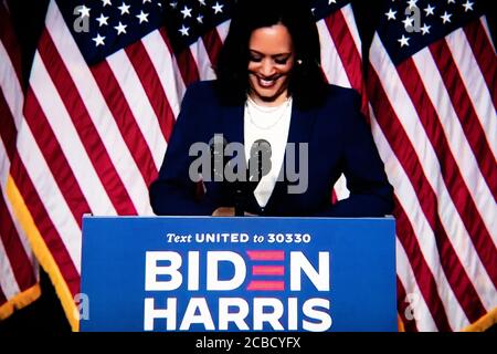 Washington, Stati Uniti. 12 agosto 2020. Un'illustrazione ravvicinata dello schermo di un computer portatile mostra il senno Kamala Harris che parla in un evento live dove il candidato democratico presunto per il presidente Joe Biden l'ha annunciato come suo vice presidente presidenziale, a Washington, DC, il 12 agosto 2020, in mezzo alla pandemia di Coronavirus. Il Sen. Harris è la prima donna di colore che corre per il vice presidente su un biglietto importante della festa. (Graeme Sloan/Sipa USA) Credit: Sipa USA/Alamy Live News Foto Stock