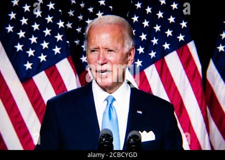 Washington, Stati Uniti. 12 agosto 2020. Un'illustrazione ravvicinata dello schermo di un computer portatile mostra il candidato democratico presunto per il presidente Joe Biden che parla a un evento live dell'annuncio del Sen. Kamala Harris come suo vice presidente in marcia, a Washington, DC, il 12 agosto 2020 in mezzo alla pandemia di Coronavirus. Il Sen. Harris è la prima donna di colore che corre per il vice presidente su un biglietto importante della festa. (Graeme Sloan/Sipa USA) Credit: Sipa USA/Alamy Live News Foto Stock