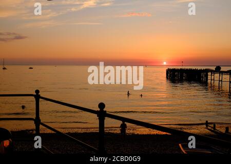 Tramonto a Totland Bay sull'Isola di Wight Foto Stock