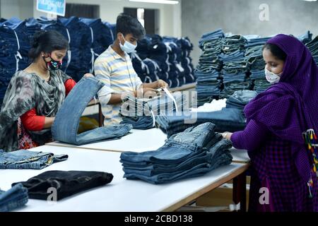 Dhaka. 12 agosto 2020. La gente lavora in una fabbrica di abbigliamento a Dhaka, Bangladesh, il 12 agosto 2020. Il reddito da esportazione del Bangladesh a luglio è stato superiore di oltre il 44% rispetto a quello di giugno, il che significa che il settore delle esportazioni del paese sta tornando alla normalità dopo aver subito gravi colpi a causa degli impatti del COVID-19. Dei guadagni totali, i dati del Export Promotion Bureau (EPB) hanno mostrato il reddito del paese dagli articoli di abbigliamento pronti, compreso il maglieria ed il tessuto, si sono attestati a 3.24 miliardo dollari USA. Credit: Xinhua/Alamy Live News Foto Stock