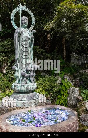 Unpenji è il Tempio No. 66 sul pellegrinaggio di Shikoku. Sebbene sia considerato nella prefettura di Kagawa, in realtà si trova appena oltre il confine prefetturale i. Foto Stock