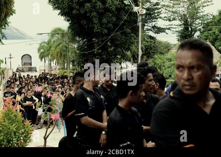 Larantuka, Indonesia. 2 aprile 2015. Chiesa cattolica congregazione in coda per entrare Tuan ma Cappella e pregare di fronte a una statua di Madre Maria tradizionalmente noto come Tuan ma il Giovedi Maudy, una parte delle celebrazioni della settimana Santa a Larantuka, Flores Island, Indonesia. Foto Stock