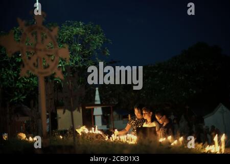 Larantuka, Indonesia. 2 aprile 2015. I devoti cattolici e i pellegrini illuminano le candele al Cimitero della Cattedrale il Giovedì di Maundy, come parte delle celebrazioni della settimana Santa a Larantuka, Isola di Flores, Indonesia. Foto Stock