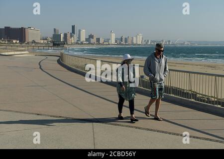 Assistenza sanitaria, coronavirus, Covid 19, Durban, Sudafrica, coppia anziana che cammina sul lungomare, uomo, donna, persone, paesaggio, pandemia, protezione, maschera Foto Stock