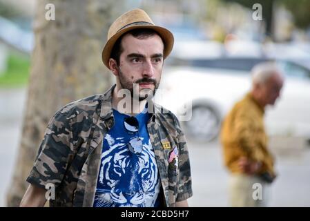 Ypung uomo che indossa un cappello nella stazione degli autobus di Didube, Tbilisi, Repubblica di Georgia Foto Stock