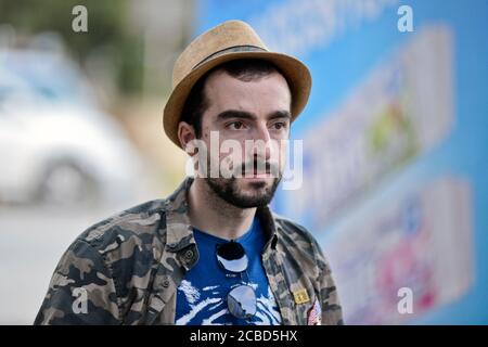 Ypung uomo che indossa un cappello nella stazione degli autobus di Didube, Tbilisi, Repubblica di Georgia Foto Stock